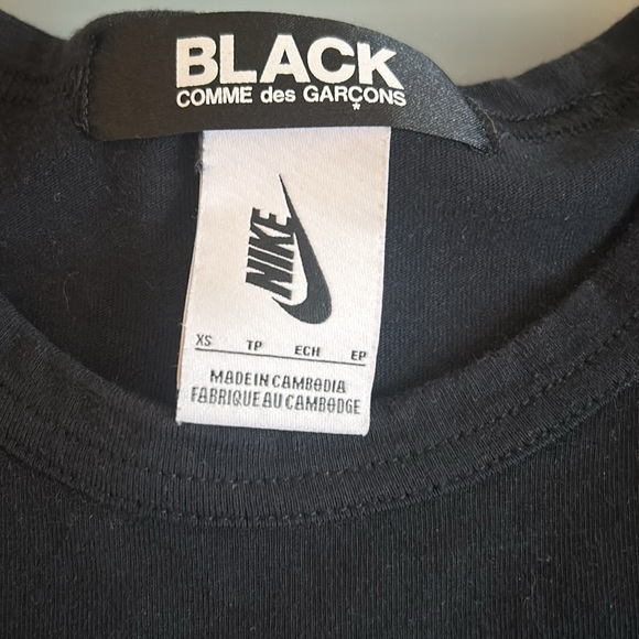 Come des garçons + Nike collab black t shirt with gold swoosh - Picture 2 of 3